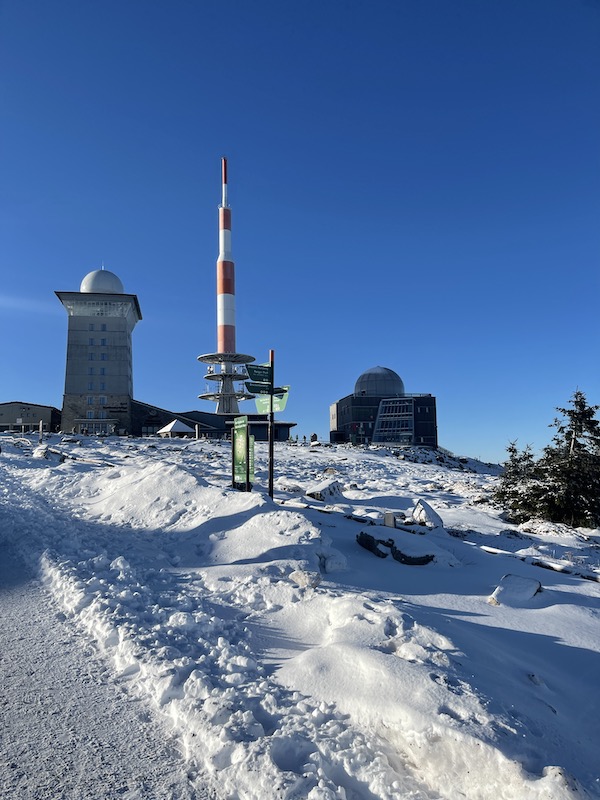 die Brockenkuppe im Schnee